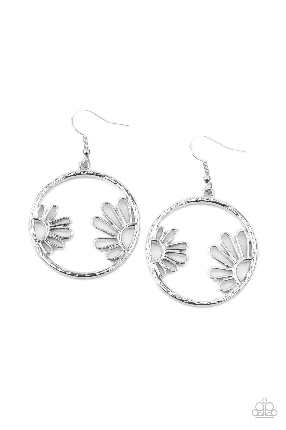 Demurely Daisy - Silver Earring